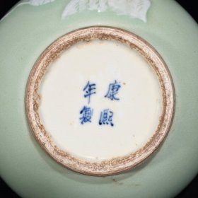 清康熙老底单色釉喜鹊登梅纹天球瓶