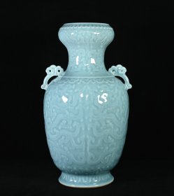 清乾隆单色釉雕刻龙纹双耳蒜头瓶，高31.5×18厘米