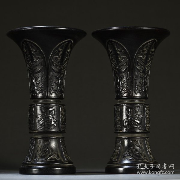 清代 紫檀饕餮蕉叶纹花觚一对