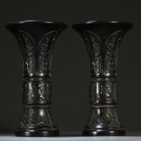 清代 紫檀饕餮蕉叶纹花觚一对