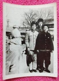 漂亮的女军人演员樊椒棣与小脚母亲戴像章公园留念老照片