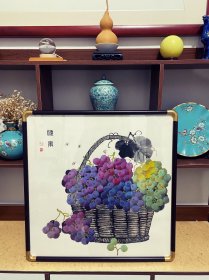 葡萄，纯手绘作品，带印尼白木的纯实木框发货，假一赔万，终身保真，山西省美协马唤凤老师的原创大作，实际画的比照片拍出来要漂亮的多，葡萄的刻画入目三分，很有意境，写意画看整个构图，非常棒。尺寸50×50公分，三尺斗方的，家里客厅，卧室，书房，玄关，中堂，茶室都可悬挂，朋友结婚，新房乔迁，过节送礼再好不过了，闭眼入的一副佳作。