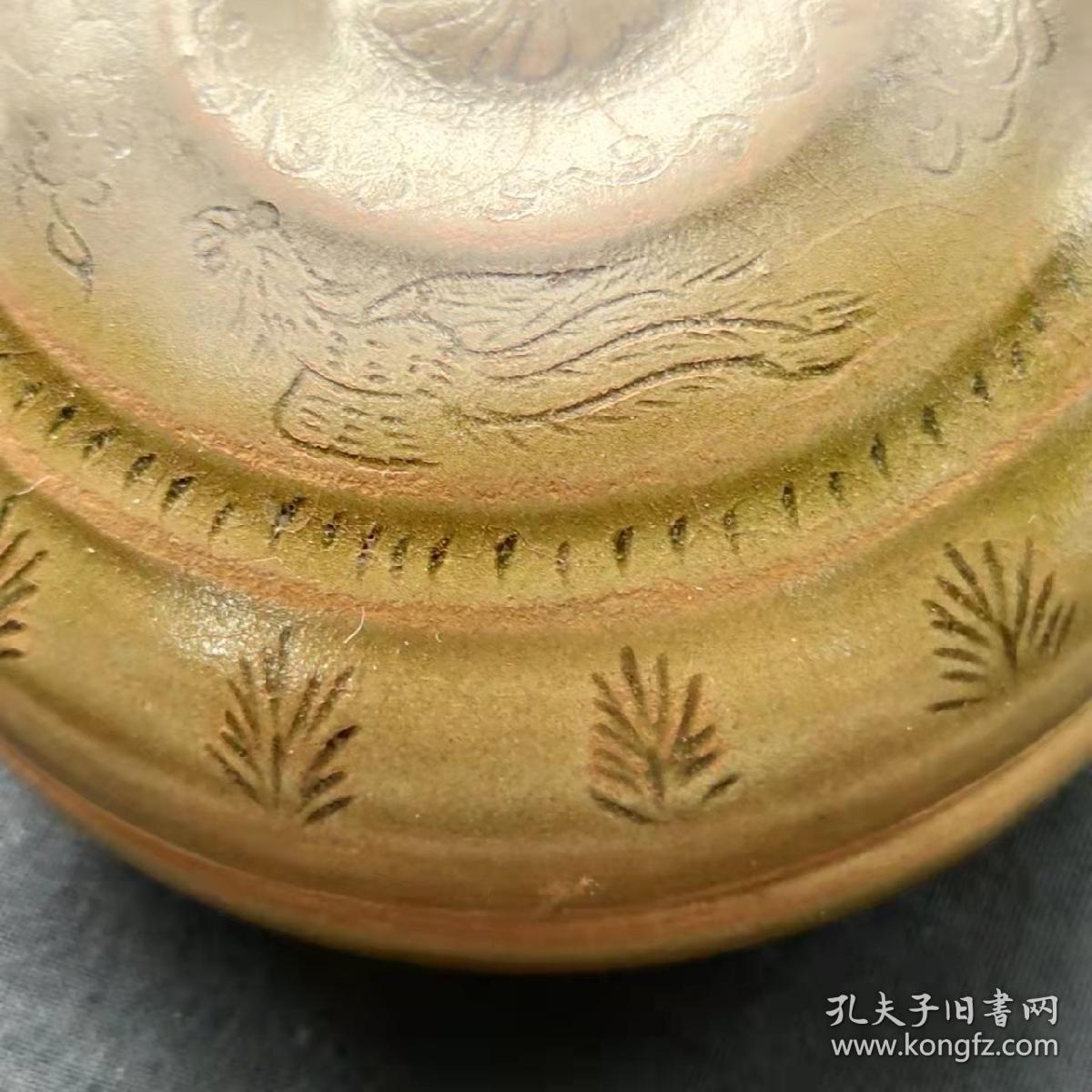 宋越窑划花胭脂盒，凤云纹划花精细，保存完整更是难得。拍友自鉴，支持鉴定。易碎品。看好再拍