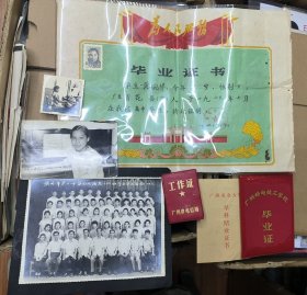70年代末 广州二中毕业证书（有农讲所图和为人民服务旗）毕业合照黑白老照片，弹钢琴黑白老照片两张，证书三本。 同一人的东西，广州花县人。