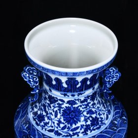 清乾隆青花缠枝莲纹双耳瓶，高37厘米，直径23厘米