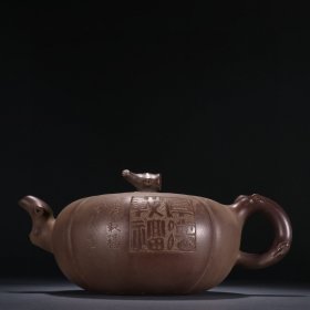 顾景舟款 紫砂梅花纹茶壶。 规格：高9cm 长19.7cm