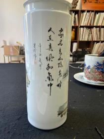 江赛珍，陶瓷瓷瓶，高45cm，上口径17.5cm，底17cm，带证书！2015年被文化部授于国家工艺美术大师称号，江西省高级工艺美术师、景德镇市高级陶瓷美术师，系景德镇市国汇陶瓷艺术名家协会副会长兼财务总监，中国陶瓷艺术发展中心江西分中心理事长，江西省工艺美术学会会员，景德镇女陶艺家协会高级会员。师从中国工艺美术大师王怀俊先生和中央美院陈平教授。