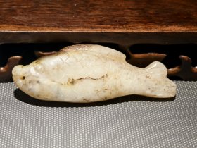 辽金和田玉鱼，品相完整。玉质温润，油性好，鱼身鳞片纹路清晰，雕工精致。