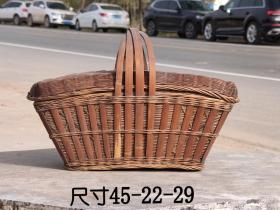 年久使用漆皮红润的老竹篮，以前用它放糕点用的 ，样式精美，民俗佳品。