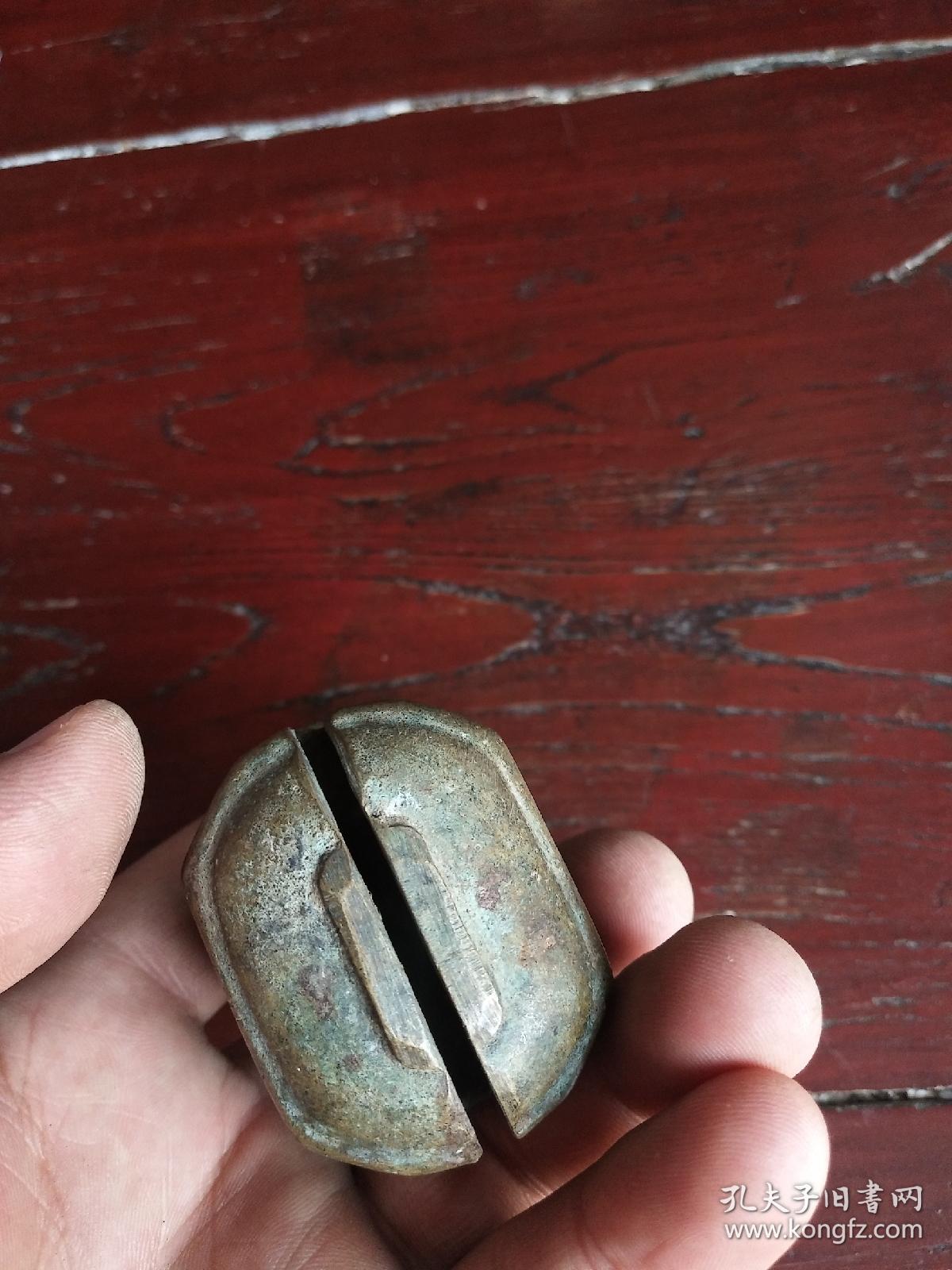 清代《朋友班铃》，两大面分别有“驿”、“铃”篆字，六面形大铜铃，铃声清脆，保存完整。