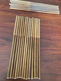 处理竹制老毛笔14支，刻“情文俱尽”，笔杆长约18cm，出锋约2.5cm。另赠送7支笔毛有啃的。