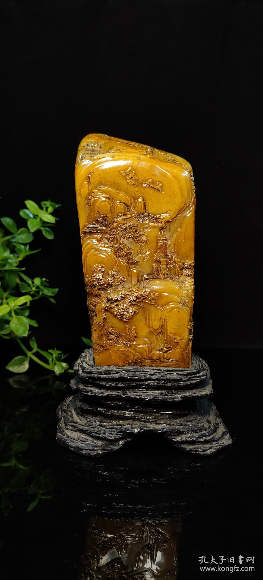 旧藏珍品，寿山石极品金田黄印章摆件 大清著名雕刻家【吴昌硕】之藏品 取材上乘田黄石，色泽温润如玉，机理细腻油润，质地纯净通透，工艺精湛一流，人物，树木，栩栩如生，惟妙惟肖，萝卜纹清晰可见，强光下呈现极品黄金宝石色，晶莹剔透，美轮美奂，包浆醇厚自然，实属收藏观赏珍品。 【品名】聚贤图 【尺寸】高19宽8 【重量】2200克
