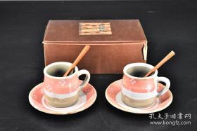 《日本传统工艺陶瓷器》花纪行咖啡杯原盒一套六件全 未使用 樱花图案 样式精美 杯尺寸：6.5*6.5*7cm 杯托：13.7*13.7*1.6cm 木勺长：13.5cm