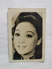 娃娃影后，李菁，黑白照片一张。中国香港电影女演员。李菁1949年随父母移居香港。家中有五个哥哥、两个姊姊，李菁排行最小。自幼就对电影即有兴趣，就读宝血女中时，听闻邵氏所属的“南国实验剧团”公开招收第二期学员，不顾父母反对坚决投考。当年有超过两千人报名应试，李菁凭获清新的外表和表演天份幸运录取，与方盈、江青、郑佩佩、秦萍等四十人成为同期同学。期间，曾客串演出《梁山伯与祝英台》与《玉堂春》