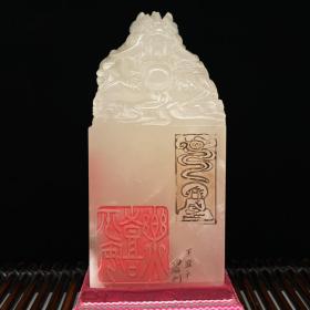 精品珍藏         丁丑年篆刻家【白石】刻石，寿山石荔枝冻白田黄石雕刻龙戏珠印章摆件，石质坚硬，细腻透亮，萝卜纹清晰呈现，观赏收藏之佳品！
规格：15.2×7.3×7.3cm                重量：1422克