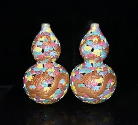 大清乾隆年制珐琅彩镂空雕刻龙凤呈祥纹葫芦瓶1对 尺寸29.3×18.5cm