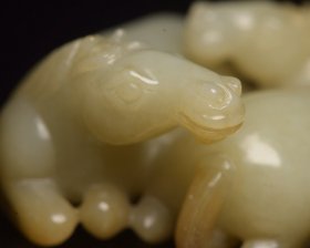 和田玉双马      
规格: 8.1×6.3×3.6厘米，重 226克。