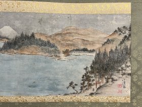 【司马江汉】 古笔山水图
1738 ~ 1818（元文三〜文政元）81岁。本姓安 藤，名峻（一作俊），字君岳，号俊岳，春波楼，曾入赘土 田氏，时称胜三郎或孙太夫，青年时代创作风俗画、美 人画和浮世绘时，曾署名铃木春重，亦署肖亭，画西洋 画时则署作江汉，晚年增号不言、不言道人、无言、桃 言。江户（今东京）生人。初学日本画，后转入西洋画与 兰学的研究，亦是日本铜版画的最初尝试者。