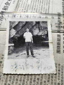 1981年连云港某景点留影纪念老照片