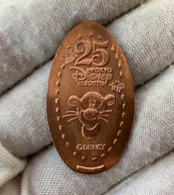 日本迪士尼25周年粉红豹铜章 有弧度 少见品种 约22*39mm 5g 正常氧化