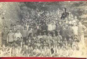 1965年6月越南胡志明主席在黄山休假时间一个月与徐特立、张恺帆、工农商学界人民群众、知识青年大中小学生等大型合影原版大照片