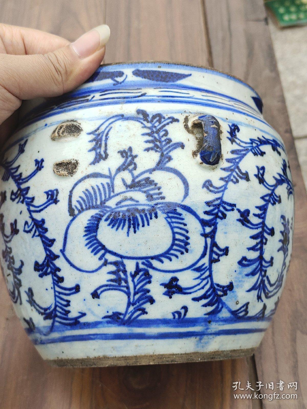 青花双耳陶瓷粥罐，高度约18cm，盖钮和一耳有损。