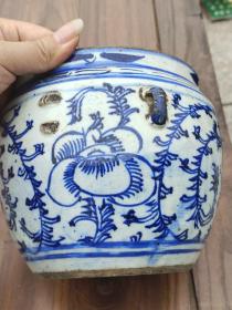 青花双耳陶瓷粥罐，高度约18cm，盖钮和一耳有损。