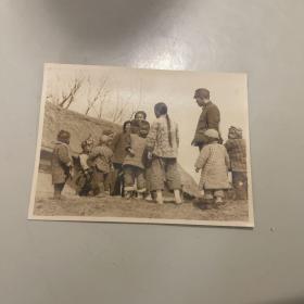 老照片；民国时期武昌郊外一群可爱的小朋友