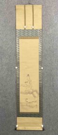 纸本老画立轴《天女之图》 ​画面尺寸115/30公分 ​精美装裱，福寿字样织锦装点，很有吉祥传统寓意。 ​花梨木轴头，品相不错。 1683
