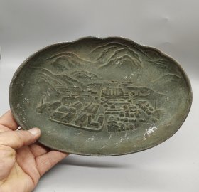 日本老铁盘，浮雕山水楼阁纹。盘底有神冈铁业所的纪念款，做工精致，包浆自然。适合做茶席摆件、果盘使用。长22厘米，宽14厘米，高3厘米。