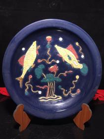 霁蓝釉加彩鲑鱼纹赏盘一个，纯手工绘画，画工精细，保桨自然厚重，品相完整