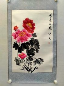 保真书画，许献廷（晓光）国画牡丹《国色》一幅，纸本镜心，尺寸：67*44.5许献廷 艺名晓光，河南洛阳人，现为美协会员，一级美术师，海南晓光书画院院长，江都书画院海南分院院长，新加坡新神洲书画院高级顾问，韩国国际教育文化交流院书画鉴定委员；香港国际羲之书画院终身荣誉教授；中国人民解放军国防大学特邀画家；中国艺术教育促进会美术教师工作委员会理事。