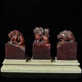 珍藏木盒寿山石雕刻瑞兽钮印章一套，印章从左到右尺寸分别为:5×4.9×7.4厘米、4.4×4.4×8.2厘米、4.9×4.9×7.6厘米、印章净总重885克！品相佳 收藏佳品