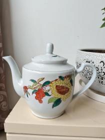 五六七瓷手绘粉彩花虫纹茶壶