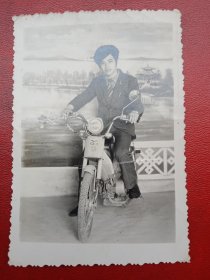 1980年代《老照片》当年骑摩托车很神气！