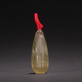 回流·琉璃雕玉米型鼻烟壶规格：高8.65宽2.4cm重35g老琉璃材质，色泽通透，錾刻金玉满堂（玉米），形象逼真，玉米粒颗颗饱满，玉米叶纹饰清晰