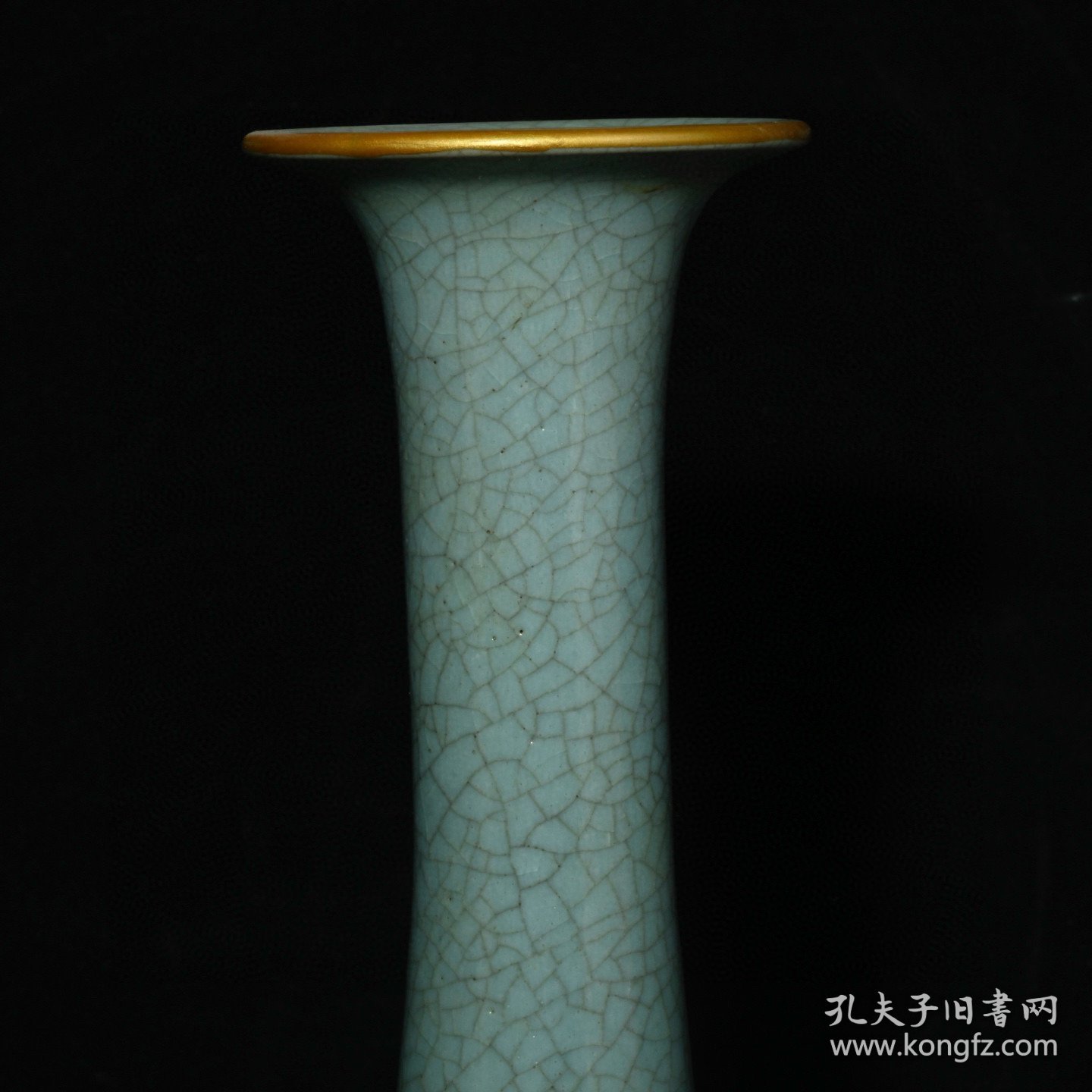 宋汝窑沥粉描金寿桃蝴蝶纹胆瓶，高28.8×16厘米