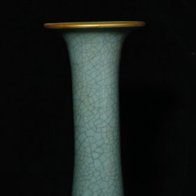 宋汝窑沥粉描金寿桃蝴蝶纹胆瓶，高28.8×16厘米