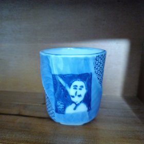 日本带回来的的一个小杯子。可以喝茶，摆件做笔筒。未使用，