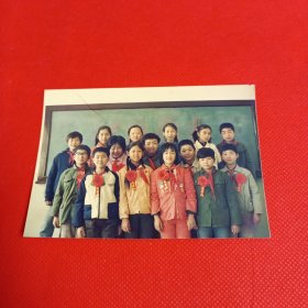一张小学生带红领巾大红花的珍贵照片
