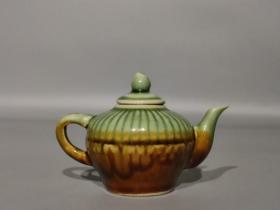 567瓜棱瓷茶壶

此器型规整，做工精美能正常使用，品完好