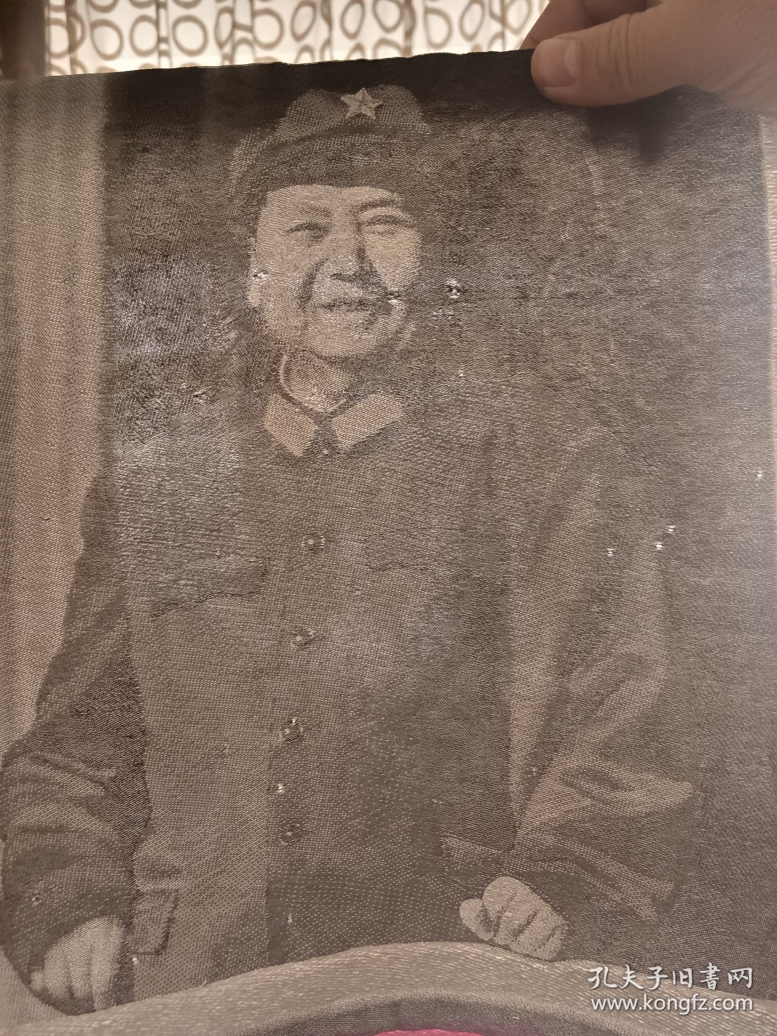 针织教员像 35.5×27 底部边沿有红染色 画片有几处小勾洞见图六（冲光可见清楚小勾孔）