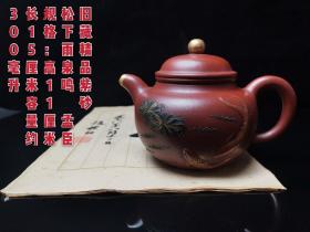 旧藏  精品紫砂壶
款识：松下雨泉鸣 孟臣
砂料：大红袍
工艺：手工精制 彩绘描金
规格：高11厘米，长15厘米，容量约300毫升。