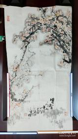 王子国 国画 花鸟画 梅花香  83厘米X45厘米 王子国，1949年生于湖南益阳，1965年从军，服役于广东某部队，毕业于湖南工艺美术大学。受教于郦松臣、柯桐枝等老师，现为湖南省美术家协会会员，湖南省花鸟画家协会理事，湖南省直书画家协会特聘艺术家，湖南湘江书画院副院长，湖南湖湘名人书画馆特聘艺术家，湖南城市学院客座教授，湖南电大国画教授。