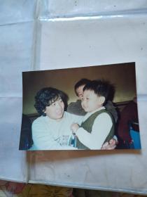1989年彩色照片【妈妈抱着孩子】
