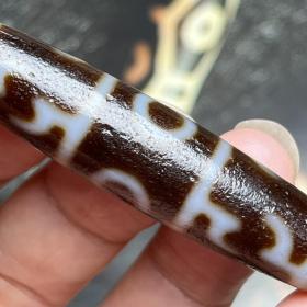 藏传天珠
 尺寸：56*13毫米风化清晰明显