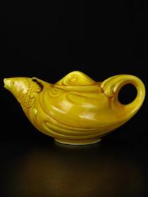 旧藏 黄釉瓷鲤鱼壶，全品完整无残，品相尺寸如图！