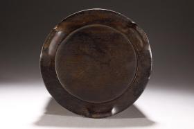 梅邻 竹雕松下高仕笔筒
尺寸：11.8×15.6厘米 重390克