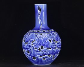 大清乾隆年制霁蓝釉镂空雕刻鸳鸯荷花莲塘纹天球瓶
高32.9径19厘米1
