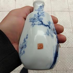 老瓷青花瓷，画梅花方瓶，细腻润泽收藏瓷